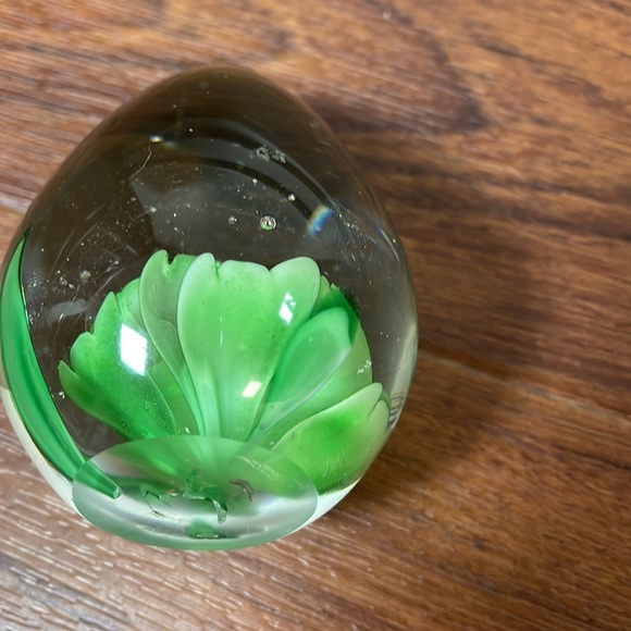 Hand Blown Glass Egg Shaped Paper Weight Green Flower - Picture 5 of 17
